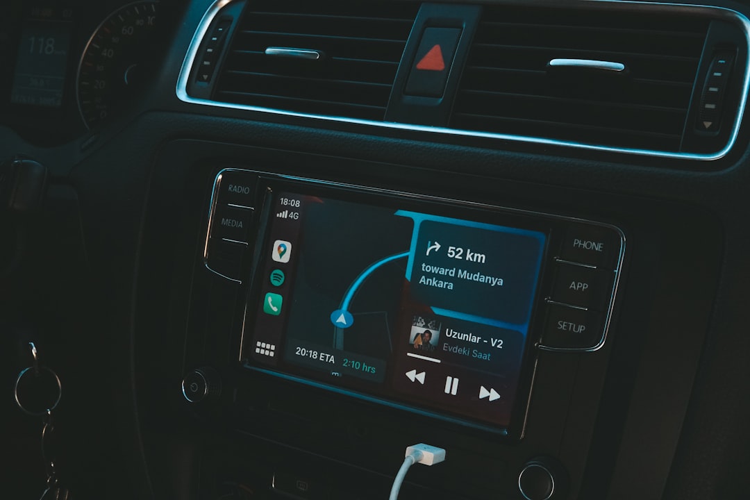 Yapay zeka destekli uyarı panosu üzerinde KPI grafikleri