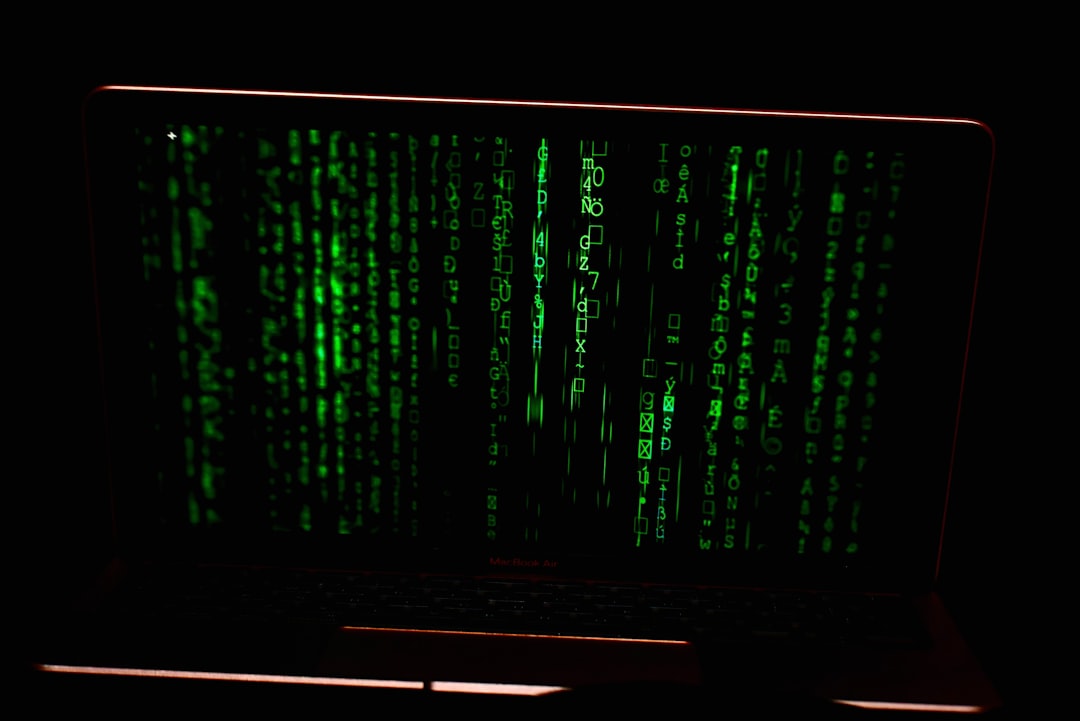 Bir güvenlik analisti monitor üzerinde log analitiği ile anomali tespitine bakıyor