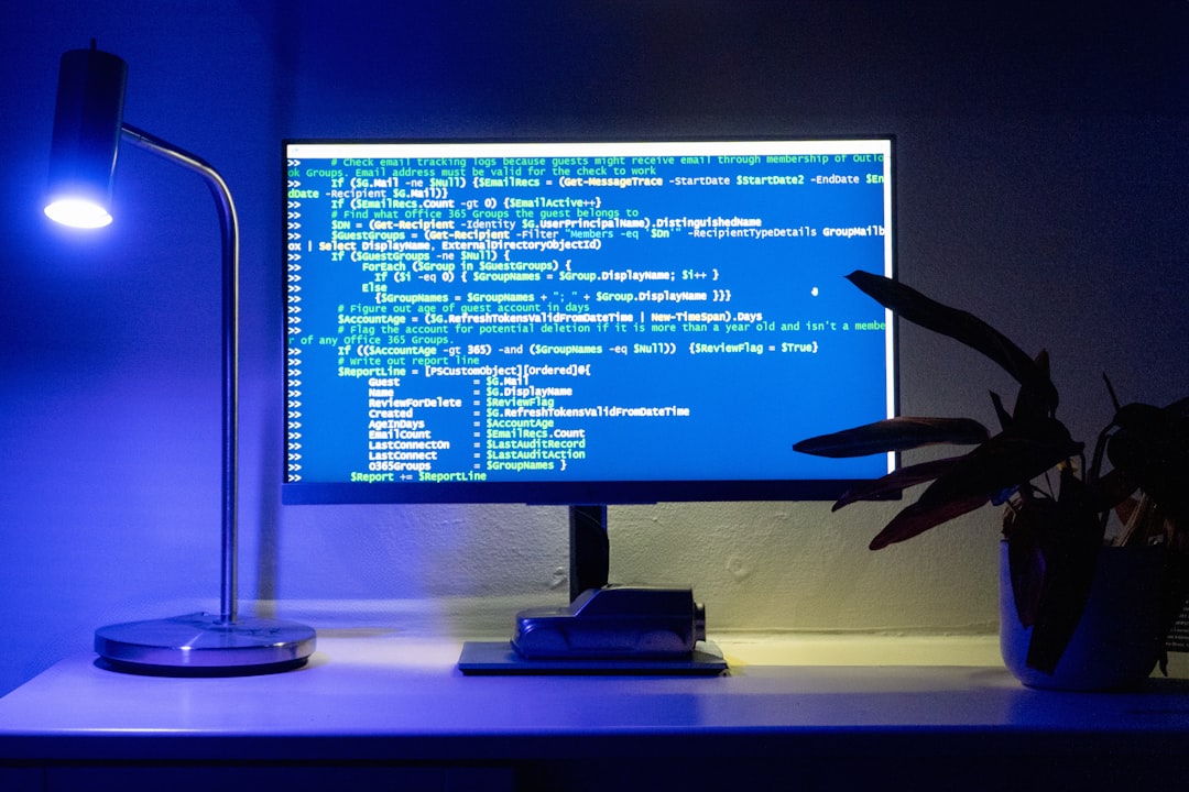 Güvenli Windows Server kurulumu için IaC yaklaşımını gösteren sunucu ve bilgisayar ekrana yönelen bir yönetici