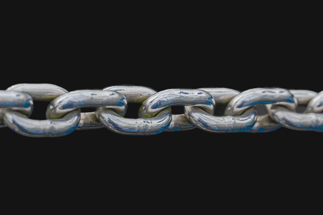 Zincirleme log doğrulamasını gösteren güvenlik odaklı grafik