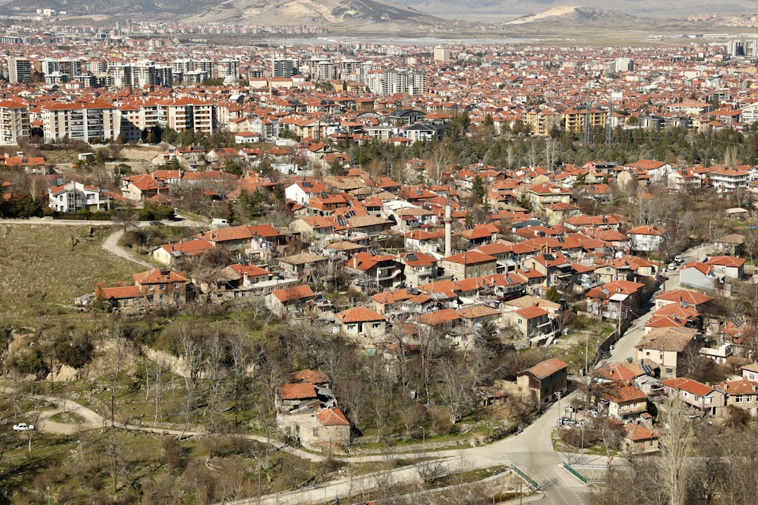 Kenar sunucularında zaman senkronizasyonu: güvenli PTP ve NTP