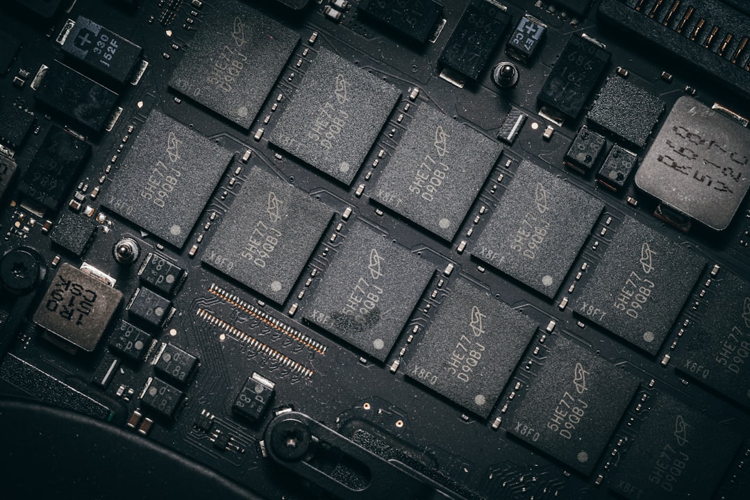 Firmware güncelleme uyumluluğunu test eden teknisyenler