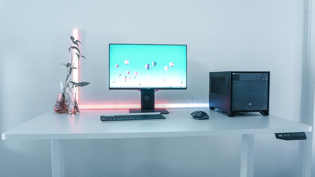 Minimalist sunucu kurulumuna uygun ofis masasinda sunucu ekipmanı