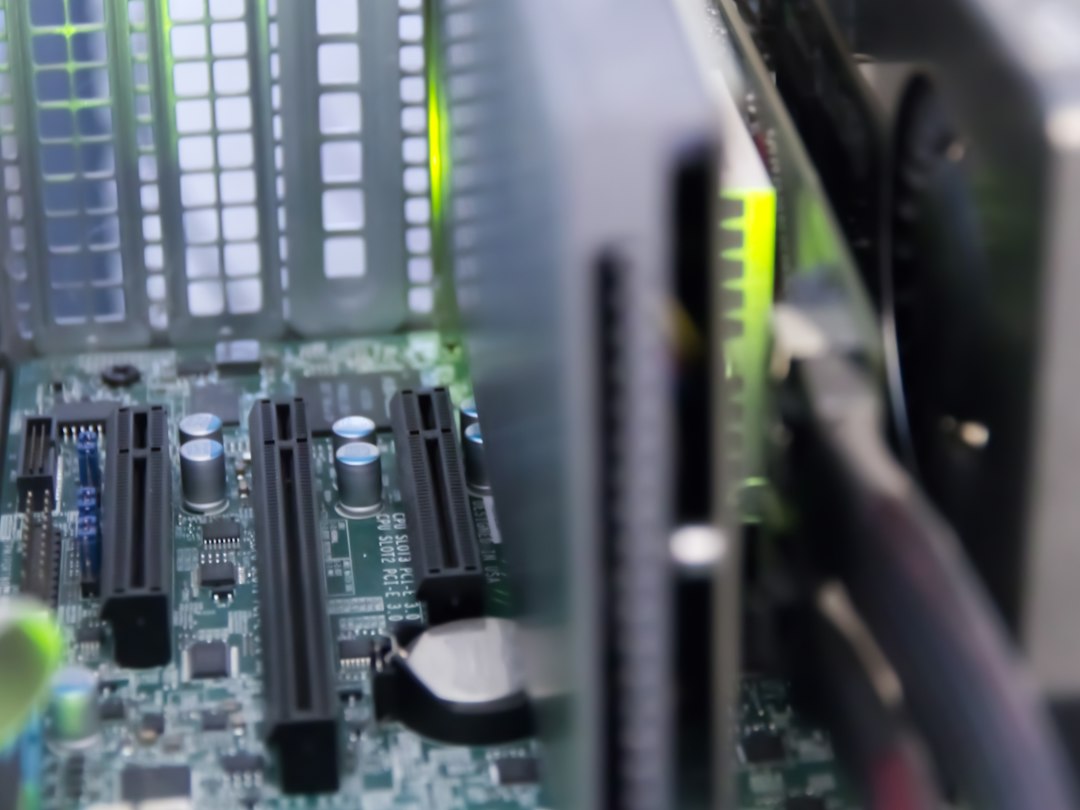 Bir sunucu rafında CPU ve soğutma ekipmanlarının görünümü